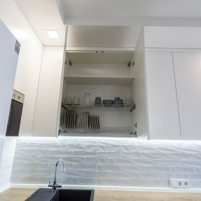 белый-кухонный-гарнитур-в-интерьере-1018