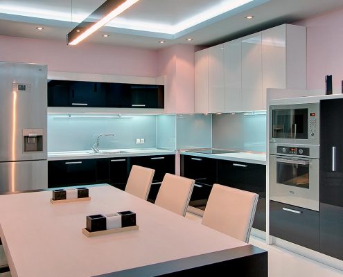 угловая-кухня-чёрно-белая