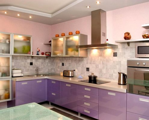 угловая-кухня-со-стеклянными-фасадами