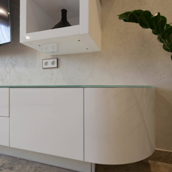 Столешница стеклянная на тумбе в гостиной