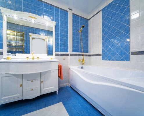 бело-голубая-мебель-для-ванной-комнаты