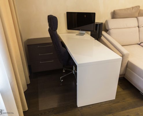 Белый-стол-МДФ-для-комьютера-с-мониторм-aple-1000