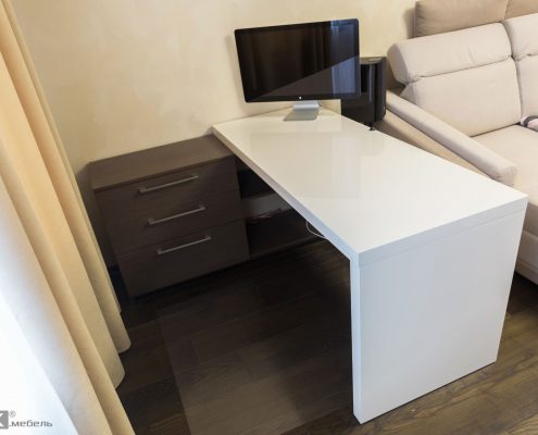 Белый-стол-МДФ-для-комьютера-с-мониторм-aple-1001