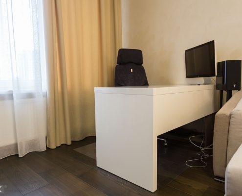 Белый-стол-МДФ-для-комьютера-с-мониторм-aple-1002