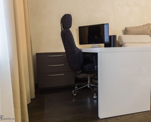 Белый-стол-МДФ-для-комьютера-с-мониторм-aple-1003