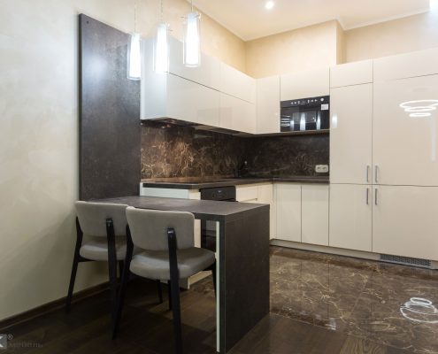 Кухонный-гарнитур-бежевый-глянец-и-коричневый-мрамор-1000