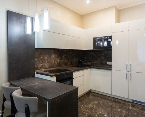 Кухонный-гарнитур-c-глянцевыми-фасадами-1001