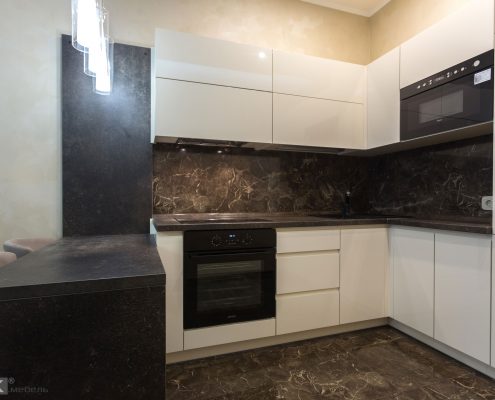 Кухонный-гарнитур-и-микроволновка-в-навесном-шкафчике-1002