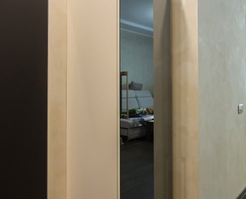 Пенал-в-углу-с-зеркальным-фасадом