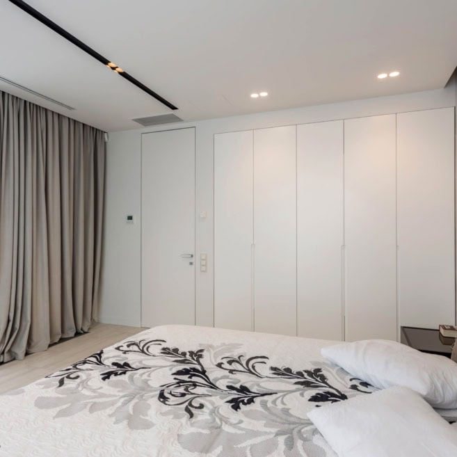 Распашной-четырех-дверный-белый-шкаф-в-спальне-1000 Распашной-четырех-дверный-белый-шкаф-в-спальне-1000