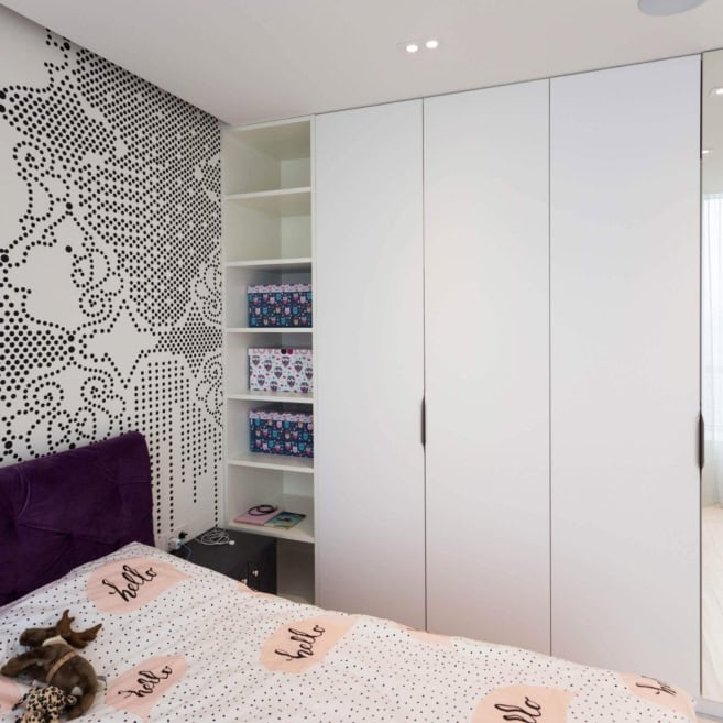 Распашной шкаф на фото Распашной шкаф на фото