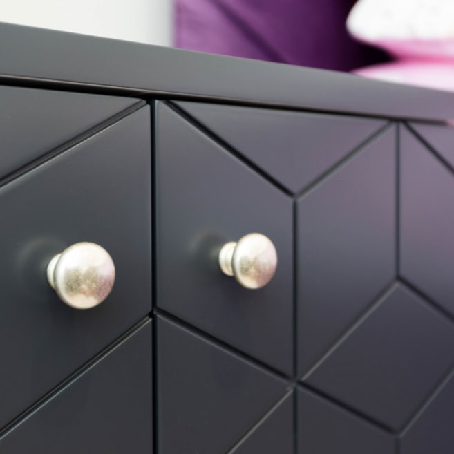 Ручки кнопки на фасадах тумбочки Ручки кнопки на фасадах тумбочки