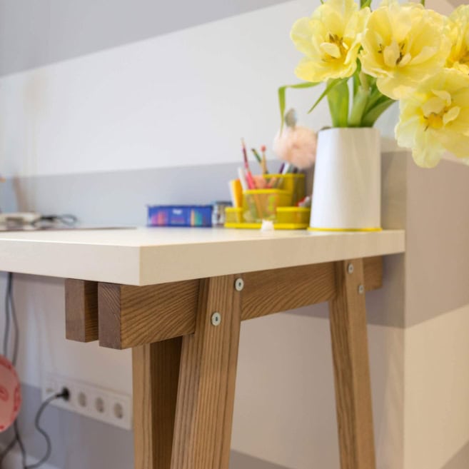 цветы на столе в детской комнате цветы на столе в детской комнате