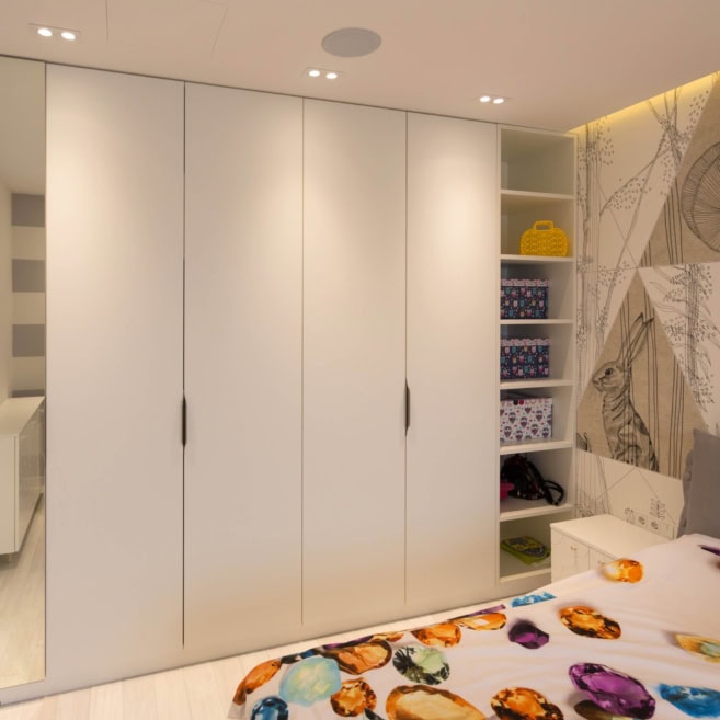дизайнерский шкаф распашной с полками в детской дизайнерский шкаф распашной с полками в детской