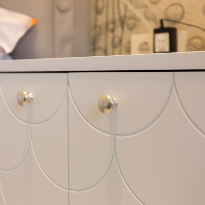 Ручки на тумбочке в детской для девочки Ручки на тумбочке в детской для девочки