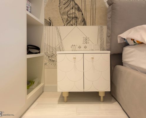 Тумбачка между шкафом и кроватью Тумбачка между шкафом и кроватью
