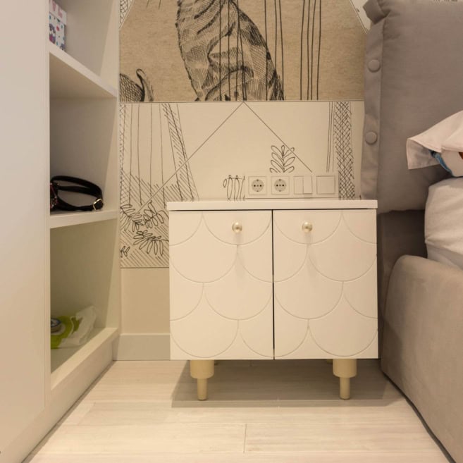 Тумбачка между шкафом и кроватью Тумбачка между шкафом и кроватью