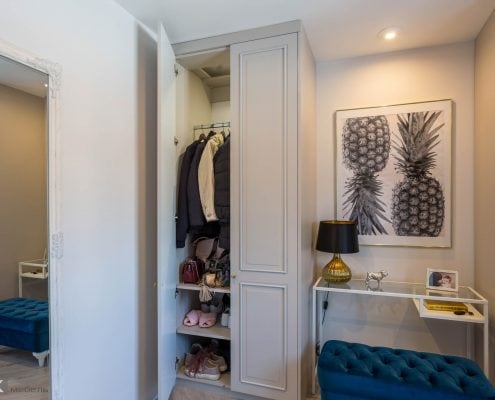 шкаф внутри прихожая-с-окном-в-частном-доме-1004