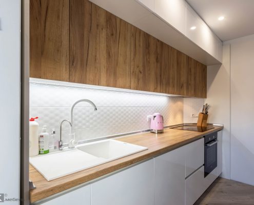 Белая мойка в кухне Белая мойка в кухне