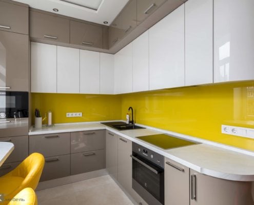 Большая-глянцевая-кухня-с-гнутыми-фасадами--1002