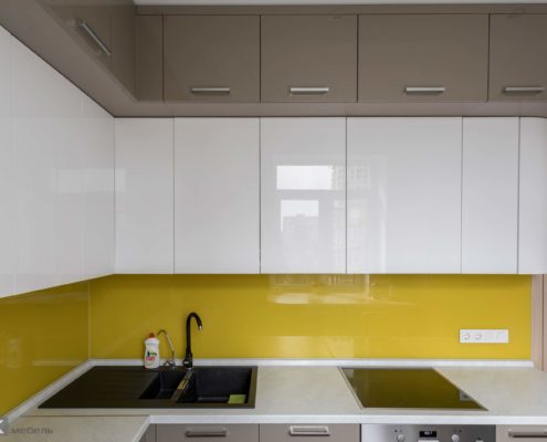 Верхние шкафчики под потолок на кухне