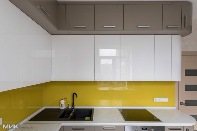 Верхние шкафчики под потолок на кухне