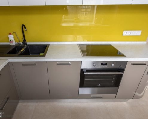 Желтый кухонный фартук