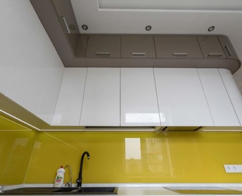 Большая-глянцевая-кухня-с-гнутыми-фасадами--1008