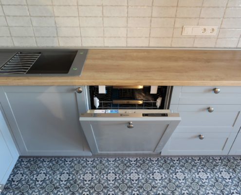 Посудомоечная машина в серой матовой кухне Посудомоечная машина в серой матовой кухне