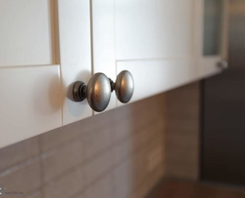 Круглые ручки на матовых фасадах Круглые ручки на матовых фасадах