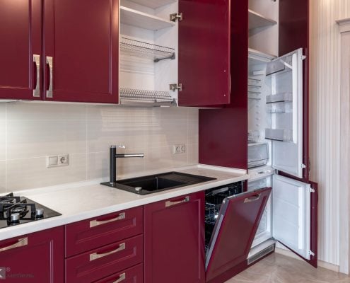 Холодильник в кухне-бордо Холодильник в кухне-бордо