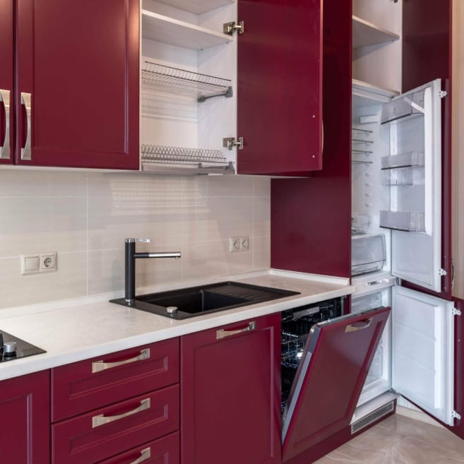 Холодильник в кухне-бордо Холодильник в кухне-бордо