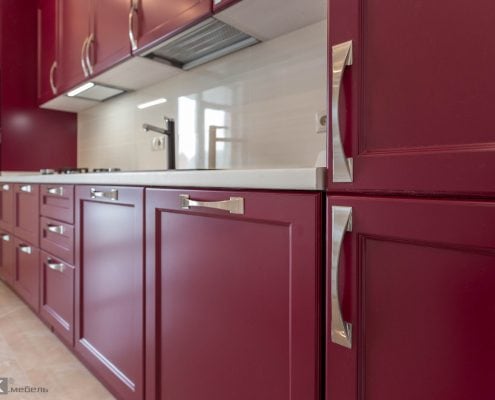 Ручки хром на кухне-бордо Ручки хром на кухне-бордо