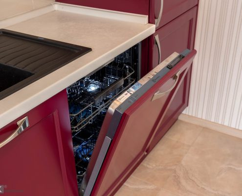 Посудомоечная машина в кухне-бордо Посудомоечная машина в кухне-бордо