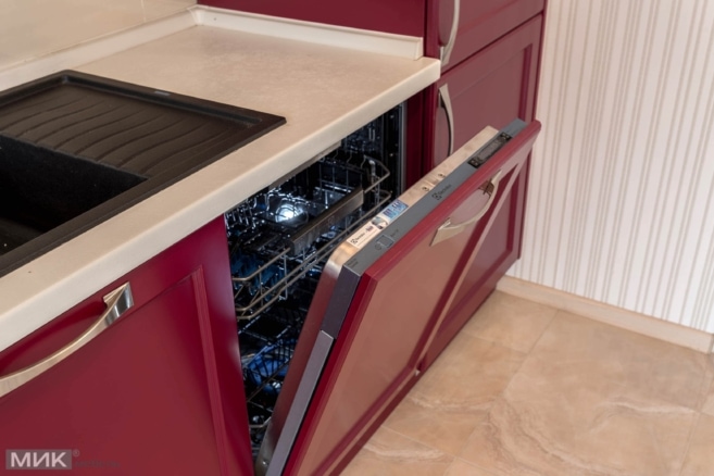 Посудомоечная машина в кухне-бордо