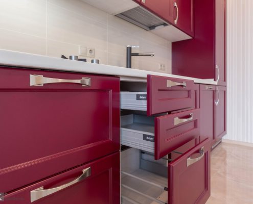 Блюм ящики в кухне-бордо Блюм ящики в кухне-бордо