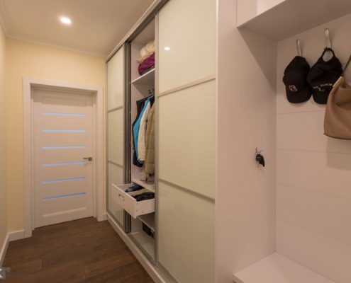 Трехдверный-шкаф-купе-в прихожей Трехдверный-шкаф-купе-в прихожей