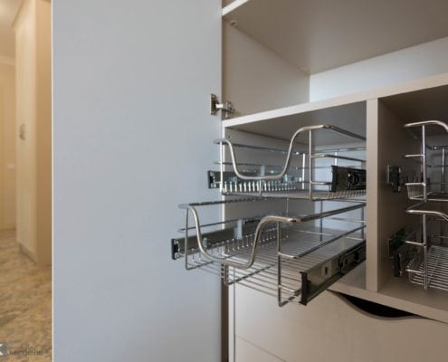 Выдвижные корзины для обуви в шкафу прихожей Выдвижные корзины для обуви в шкафу прихожей