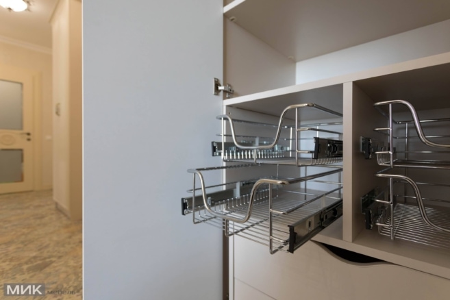 Выдвижные корзины для обуви в шкафу прихожей Выдвижные корзины для обуви в шкафу прихожей