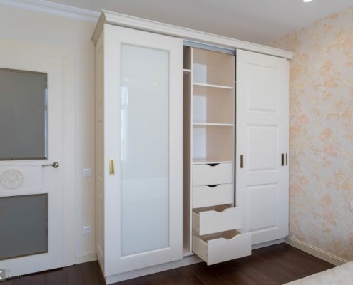 Шкаф-с-раздвижными-МДФ-фасадами-ящики внутри Шкаф-с-раздвижными-МДФ-фасадами-ящики внутри