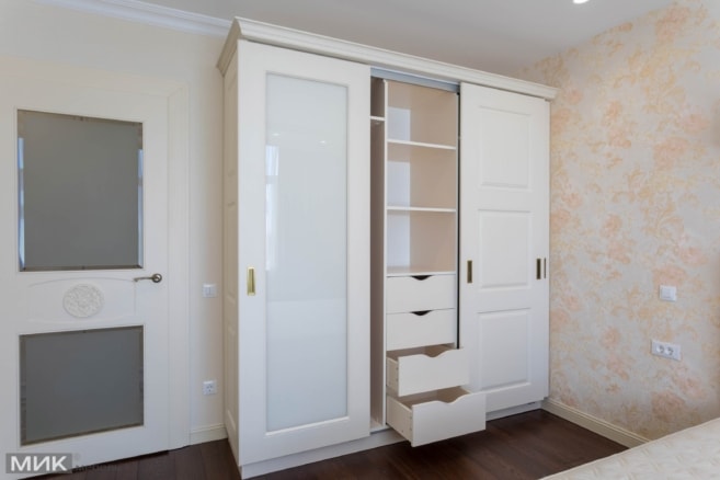 Шкаф-с-раздвижными-МДФ-фасадами-ящики внутри Шкаф-с-раздвижными-МДФ-фасадами-ящики внутри