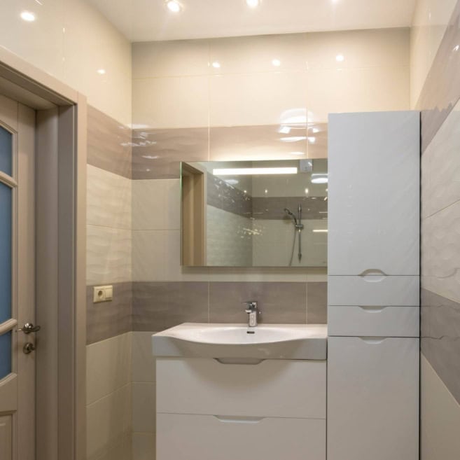 Белая-тумба с зеркалом-для-ванной-комнаты-1003 Белая-тумба с зеркалом-для-ванной-комнаты-1003