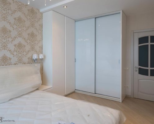 Угловой белый шкаф в спальню Угловой белый шкаф в спальню