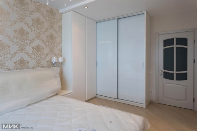 Угловой белый шкаф в спальню Угловой белый шкаф в спальню