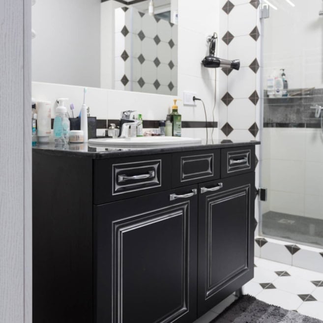 Черные фасады на тумбе Черные фасады на тумбе