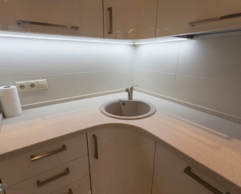 Круглая мойка в углу кухни Круглая мойка в углу кухни