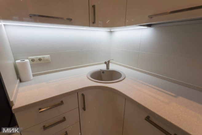 Круглая мойка в углу кухни Круглая мойка в углу кухни