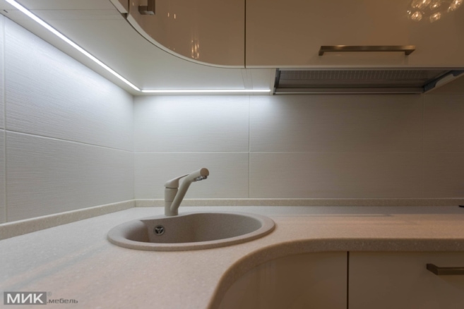 Подсветка под верхними шкафами на кухне Подсветка под верхними шкафами на кухне