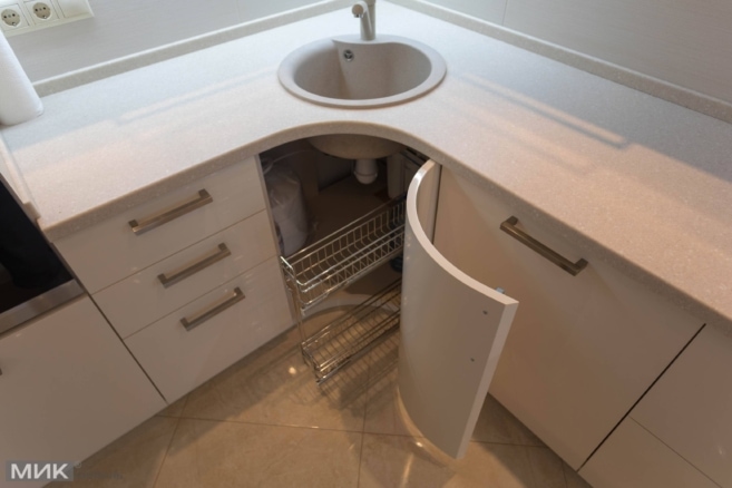 Тумба на кухне с карго Тумба на кухне с карго