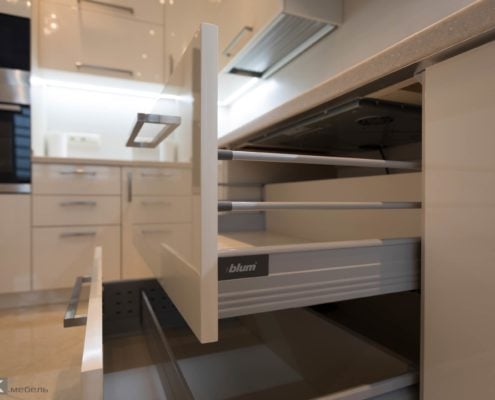 Ящики блюм с релингами на кухне Ящики блюм с релингами на кухне